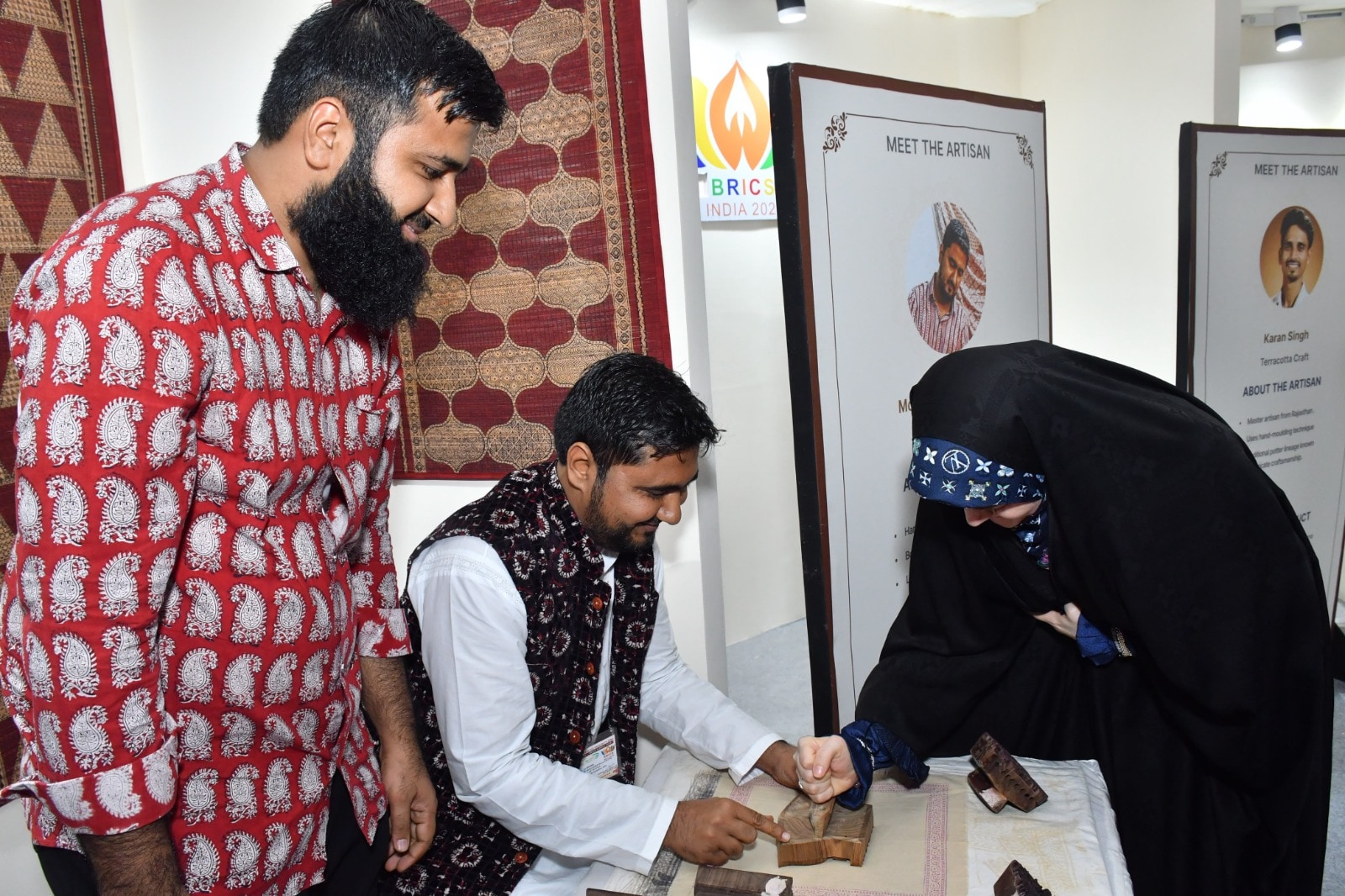 ईरान के राष्ट्रपति मसूद पेजेशकियान की बेटी जहरा कपड़े पर ठप्पा लगाते हुए. ईरान के राष्ट्रपति मसूद पेजेशकियान की बेटी जहरा कपड़े पर ठप्पा लगाते हुए.