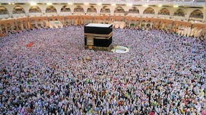 Mecca Put On Air Raid Alert For 1st Time, Saudi Warns Houthis Of 'Red Line'