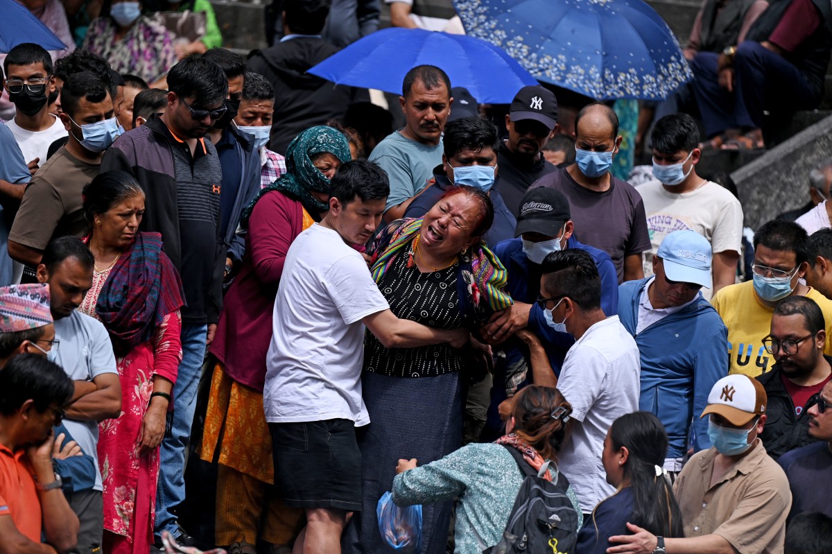 अंतिम संस्कार के दौरान शोक मनाते लापता लोगों के रिश्तेदार (फोटो- एएफपी) अंतिम संस्कार के दौरान शोक मनाते लापता लोगों के रिश्तेदार (फोटो- एएफपी)