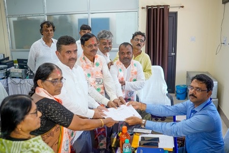 उपचुनाव के लिए नामांकन दाखिल करतीं हसीरानी रथ. उपचुनाव के लिए नामांकन दाखिल करतीं हसीरानी रथ.