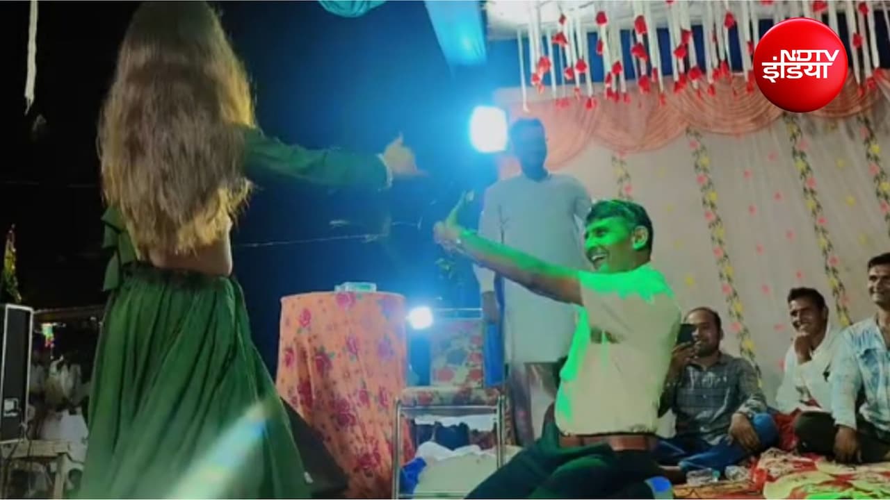 Rajasthan: ऑर्केस्ट्रा में RTO इंस्पेक्टर ने महिला के साथ लगाए ठुमके, वायरल हुआ वीडियो तो बढ़ी मुसीबत