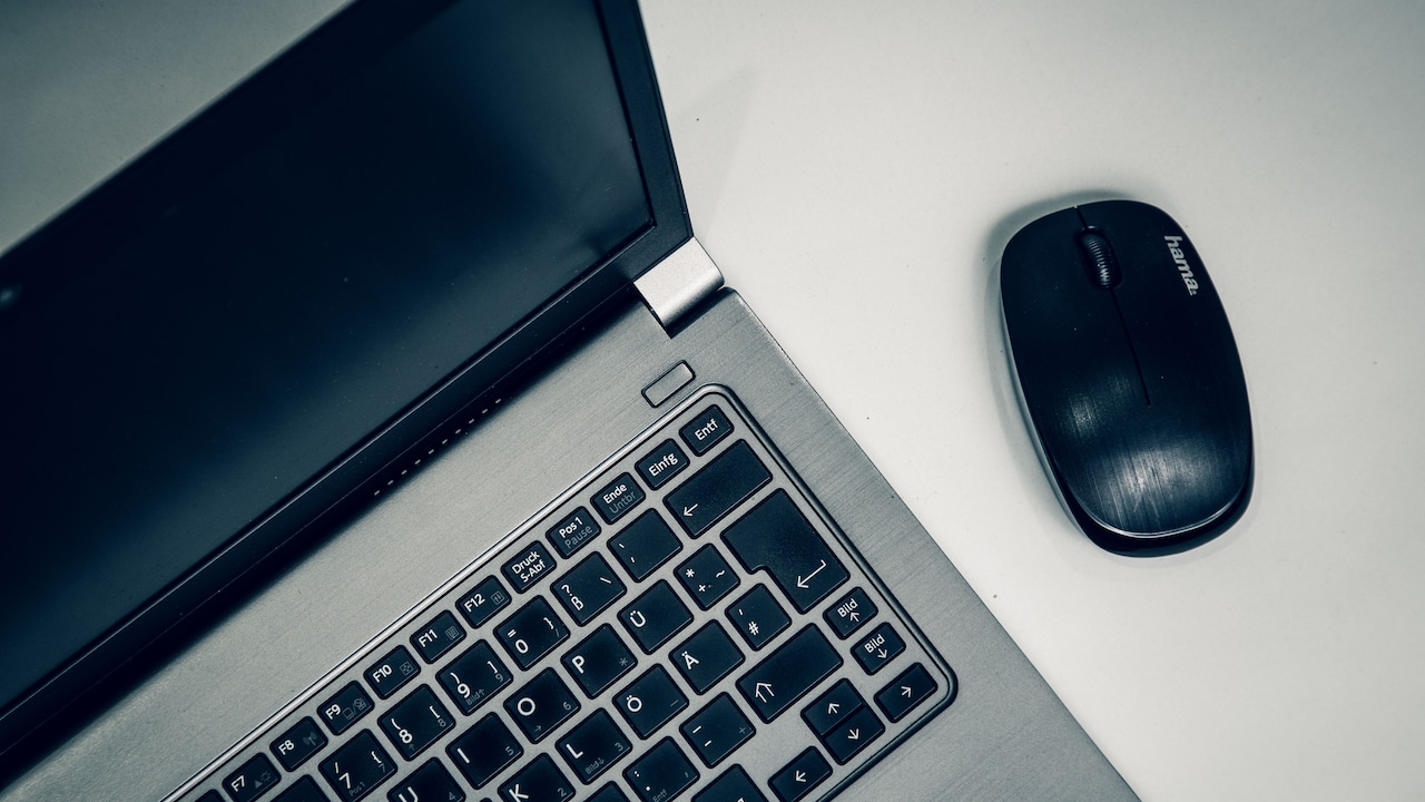 How To Get Used To A Vertical Mouse: 10 Checks For Grip, Size, Sensitivity And Desk Position How To Get Used To A Vertical Mouse: 10 Checks For Grip, Size, Sensitivity And Desk Position