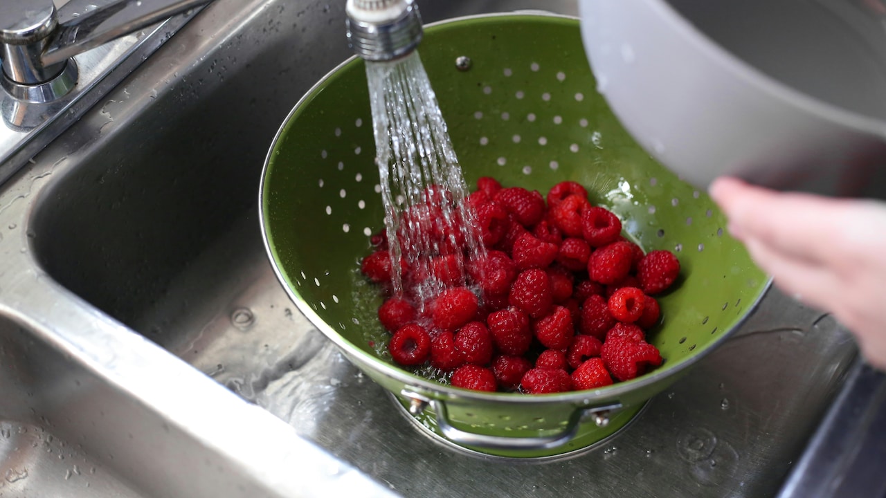Make washing nd draining easier with handy over-the-sink colanders Make washing nd draining easier with handy over-the-sink colanders