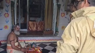 चित्रकूट में बाढ़ के बीच आस्था की अनोखी तस्वीर, जलमग्न होने के बाद भी मंदिर छोड़ने को तैयार नहीं हुए पुजारी