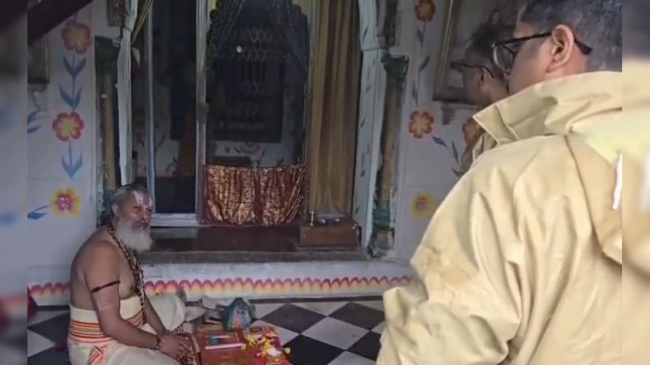 चित्रकूट में बाढ़ के बीच आस्था की अनोखी तस्वीर, जलमग्न होने के बाद भी मंदिर छोड़ने को तैयार नहीं हुए पुजारी