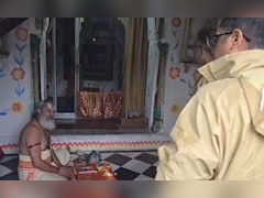 चित्रकूट में बाढ़ के बीच आस्था की अनोखी तस्वीर, जलमग्न होने के बाद भी मंदिर छोड़ने को तैयार नहीं हुए पुजारी