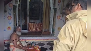चित्रकूट में बाढ़ के बीच आस्था की अनोखी तस्वीर, जलमग्न होने के बाद भी मंदिर छोड़ने को तैयार नहीं हुए पुजारी