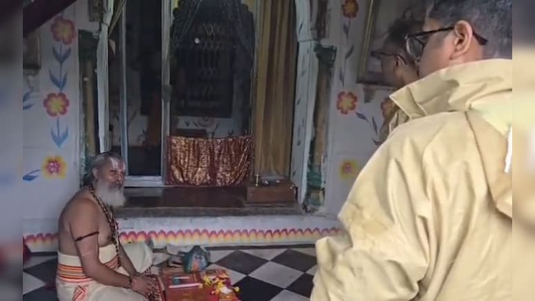 चित्रकूट में बाढ़ के बीच आस्था की अनोखी तस्वीर, जलमग्न होने के बाद भी मंदिर छोड़ने को तैयार नहीं हुए पुजारी