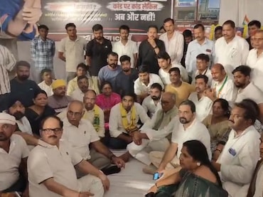 कल्पना मिश्रा को न्याय दिलाने धरने पर पहुंचे दिग्विजय सिंह, बोले- दोषियों पर हो सख्त कार्रवाई