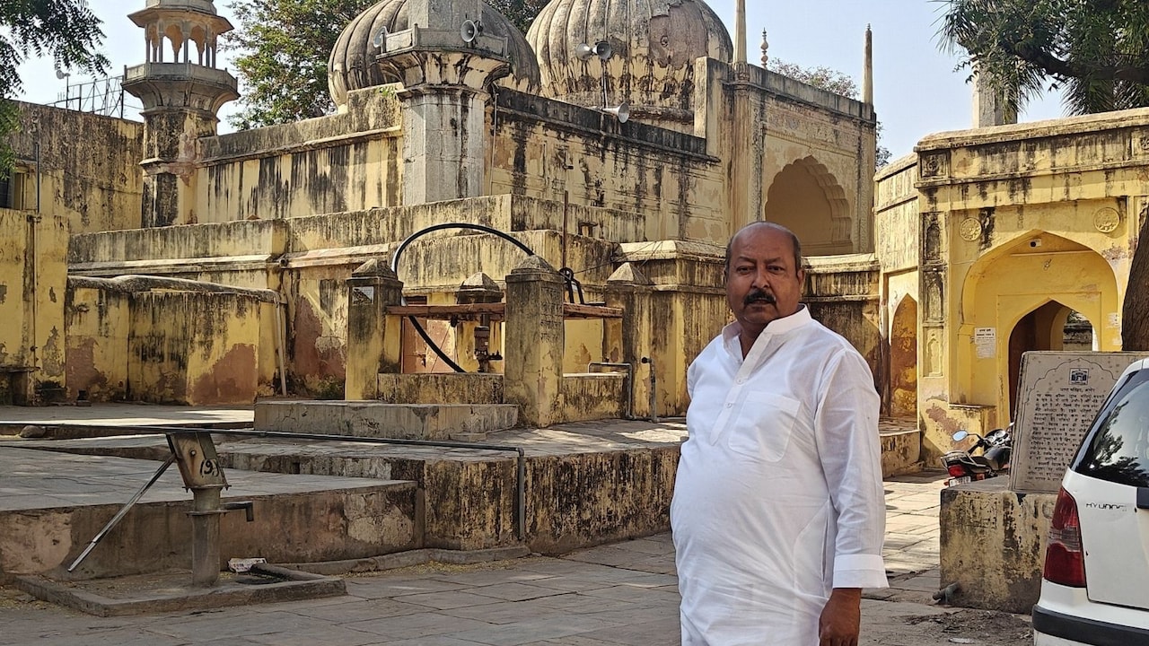 ओवैसी के 'मिशन यूपी' को झटका, कांग्रेस का दामन थामेंगे आसिम वकार, बीजेपी नेता भी बदलेंगे पाला?