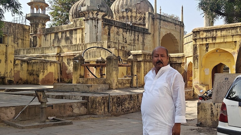 ओवैसी के 'मिशन यूपी' को झटका, कांग्रेस का दामन थामेंगे आसिम वकार, बीजेपी नेता भी बदलेंगे पाला?