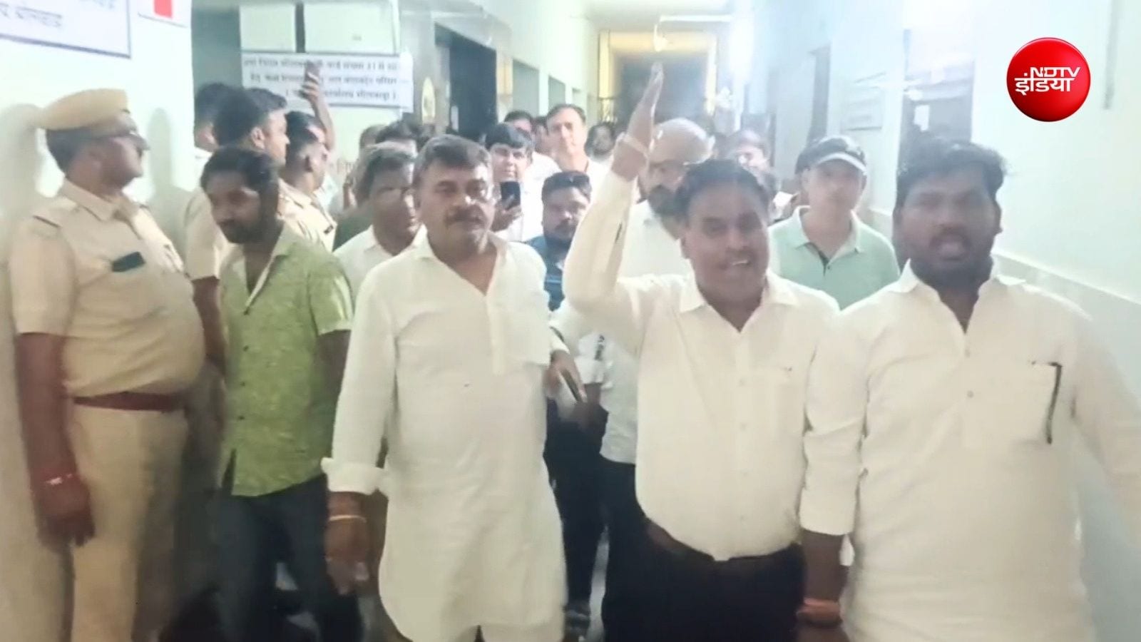 कांग्रेस नेताओं ने निर्वाचन आयोग पर बीजेपी के लिए काम करने का आरोप लगाया कांग्रेस नेताओं ने निर्वाचन आयोग पर बीजेपी के लिए काम करने का आरोप लगाया