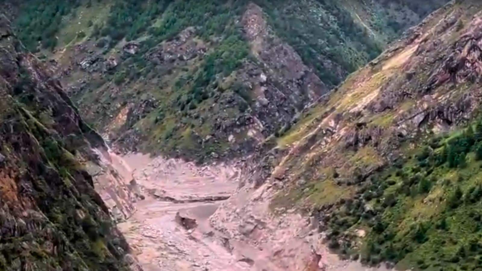 Approaching the Rasuwagadhi border post with China. The devastation is complete - no structure exists. Approaching the Rasuwagadhi border post with China. The devastation is complete - no structure exists.