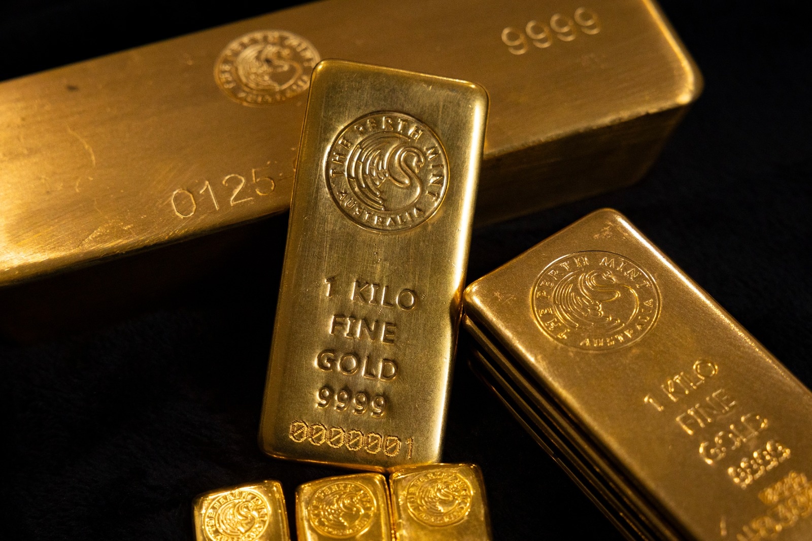 Gold steadies as US-Iran talks and Fed rate outlook temper market concerns