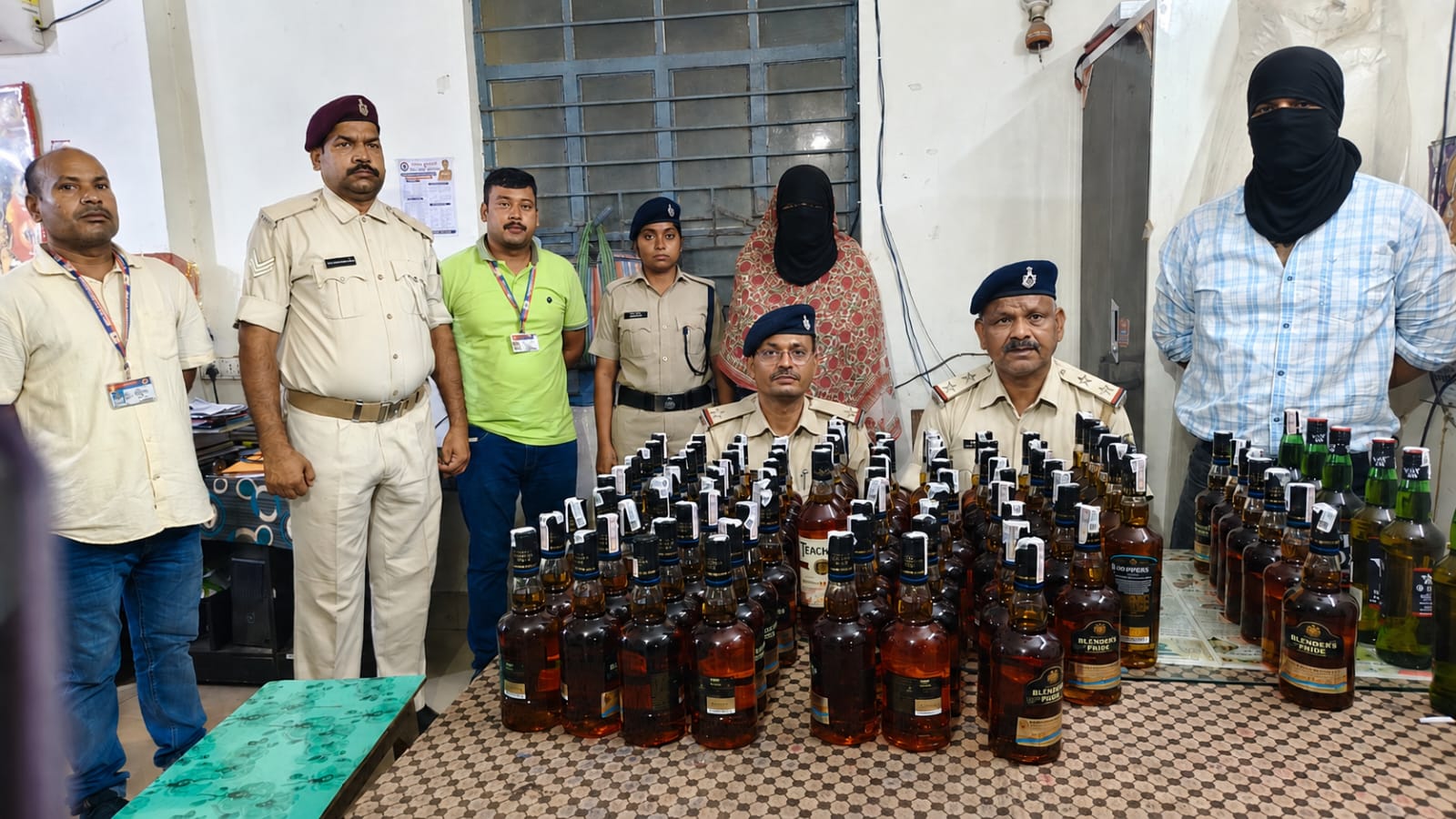 लड़की के ट्रॉली बैग से जब्त शराब की बोतलें. लड़की के ट्रॉली बैग से जब्त शराब की बोतलें.