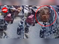 गाजियाबाद में स्कूल से लौट रही मां-बेटी पर पलटी ईंटों से भरी ट्रॉली, बच्ची की मौत, CCTV फुटेज आया सामने