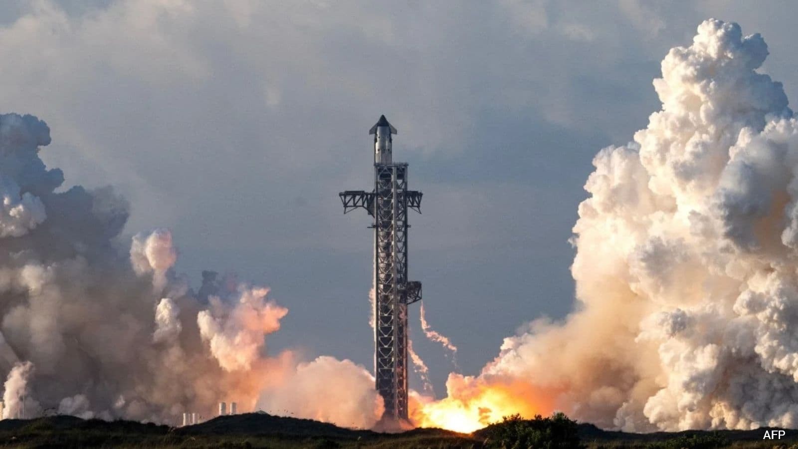 SpaceX Starship Reaches Orbit Before Early Pacific Splashdown
