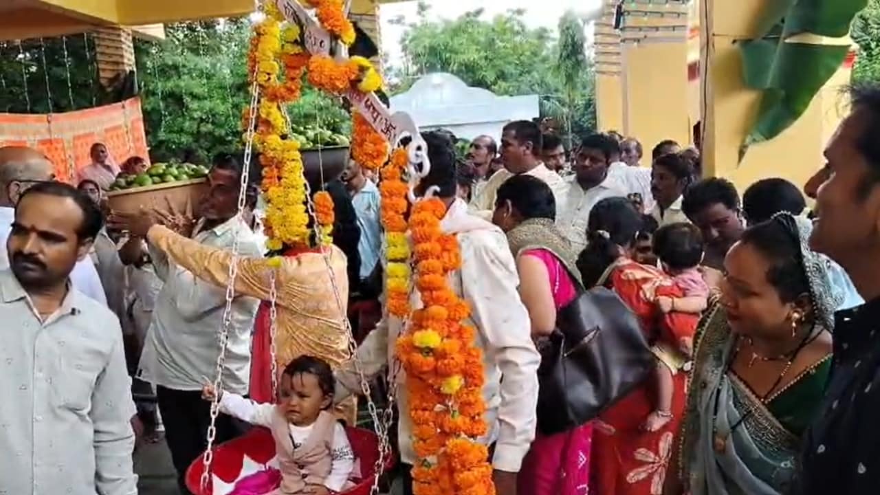 Santan Mela Nagjhiri: मां बनने के बाद समाधि स्थल पर तुलादान कर मन्नत उतारती हैं महिलाएं. Santan Mela Nagjhiri: मां बनने के बाद समाधि स्थल पर तुलादान कर मन्नत उतारती हैं महिलाएं.