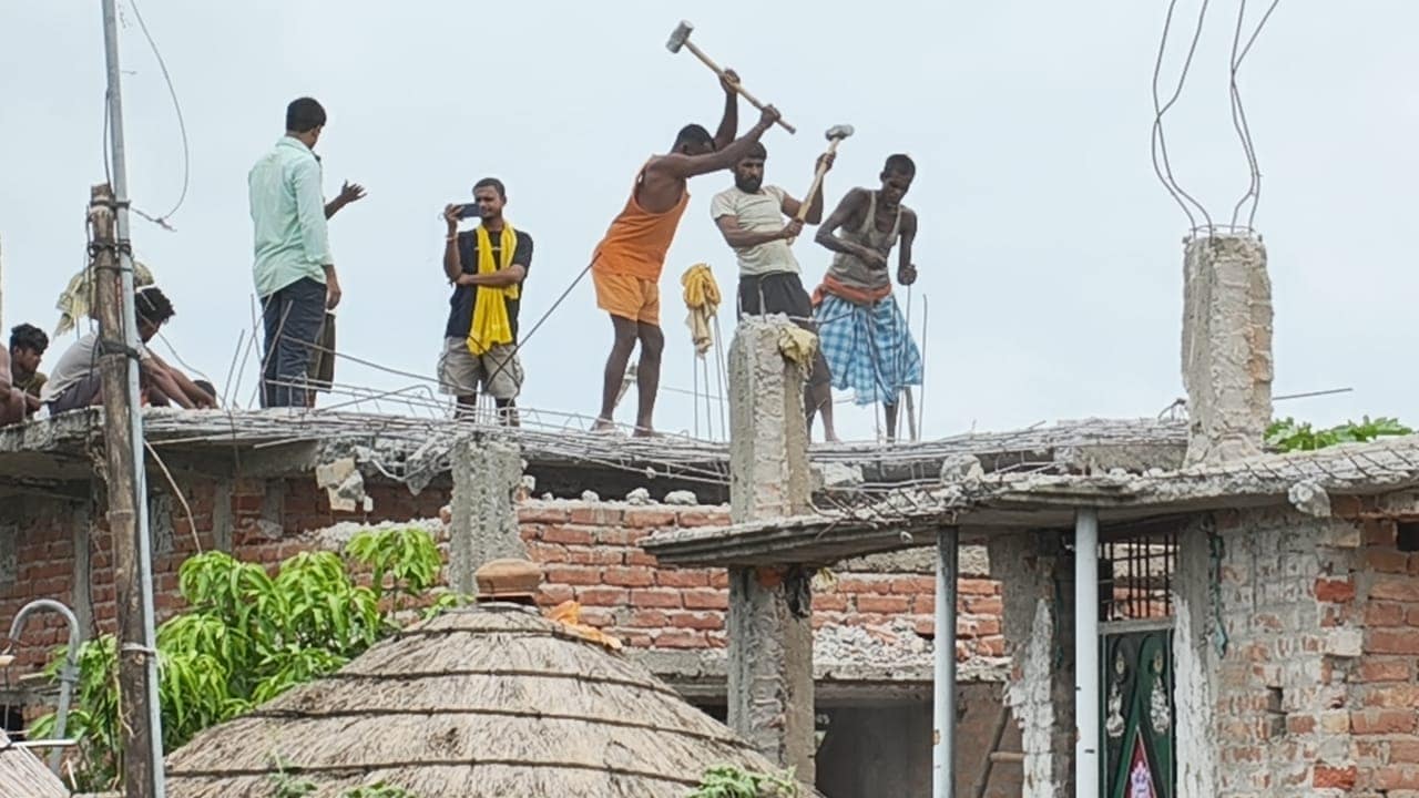 Bihar Flood: अपना ही घर तोड़ते हुए ग्रामीण Bihar Flood: अपना ही घर तोड़ते हुए ग्रामीण