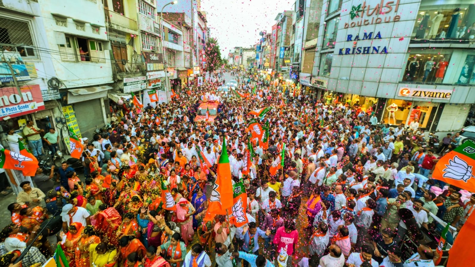 बीजेपी की ओर से मुख्यमंत्री भजनलाल शर्मा खुद प्रचार करने उतरे और रोडशो किए बीजेपी की ओर से मुख्यमंत्री भजनलाल शर्मा खुद प्रचार करने उतरे और रोडशो किए