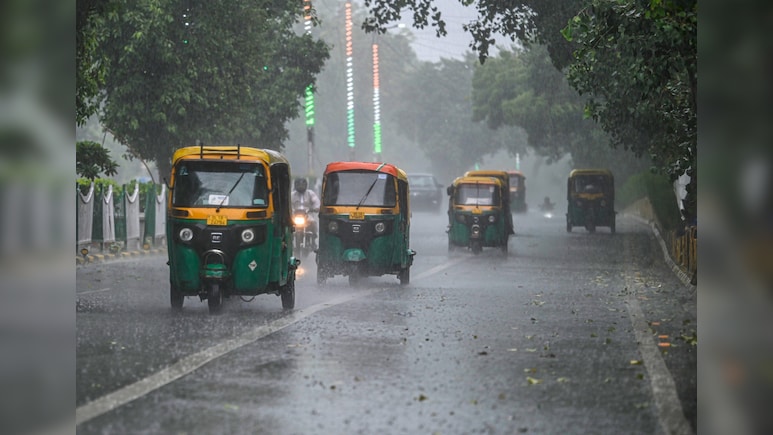 दिल्ली-NCR से जम्मू तक मौसम बदला, सुबह तड़के बारिश और गरज-चमक; IMD ने जारी किया अलर्ट