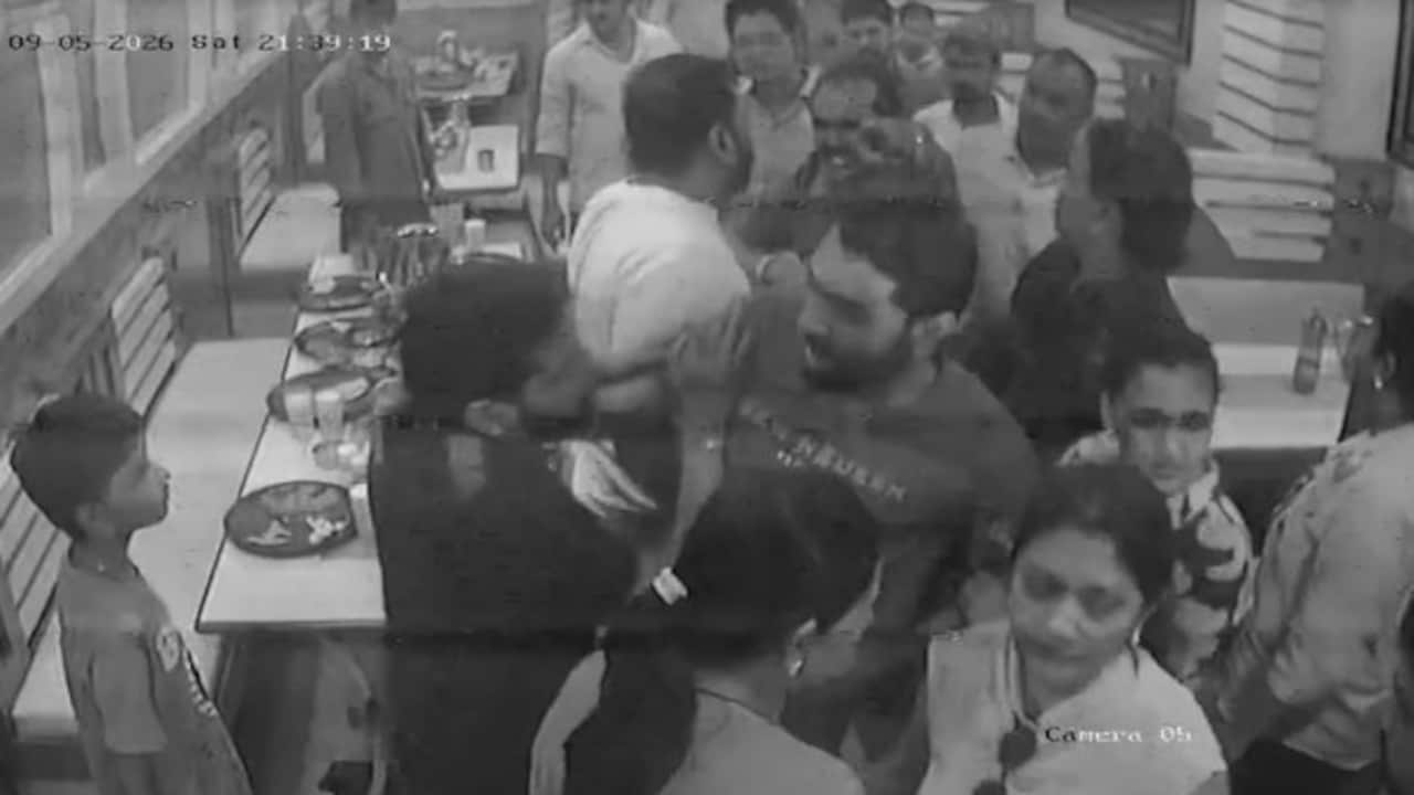 रेस्टोरेंट के खाने में मिला कॉकरोच, पर्यटक ने की शिकायत तो स्टाफ बोला- बड़ी इलायची है
