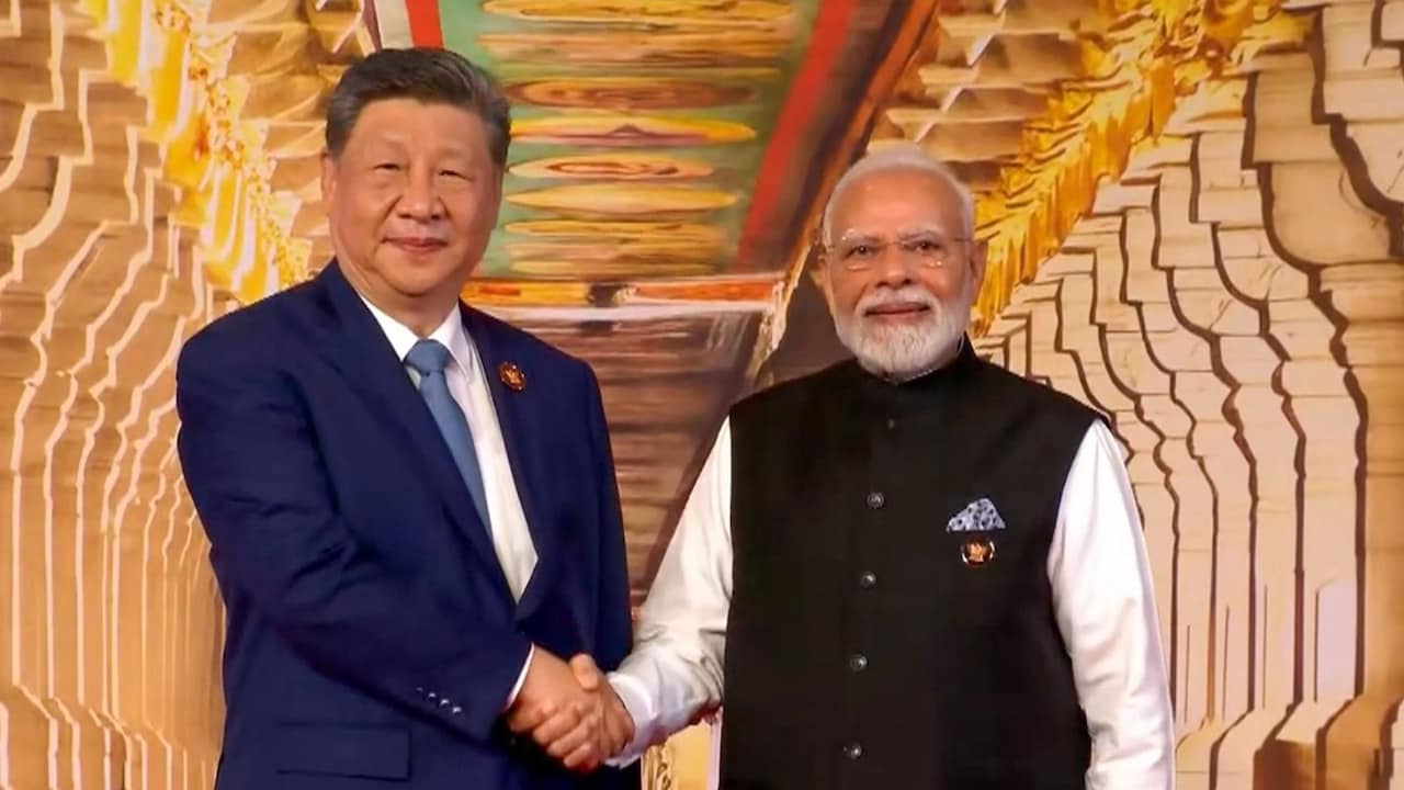BRICS राष्ट्राध्यक्षों के साथ जहां पीएम मोदी ने मिलाए हाथ, जानें उसके पीछे लगी तस्वीर की कहानी