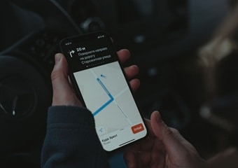 iPhone को बिना छुए, Apple Maps पर एक्सीडेंट, सड़क पर काम या रुकावट को कैसे करें रिपोर्ट
