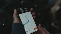 iPhone को बिना छुए, Apple Maps पर एक्सीडेंट या रुकावट कैसे करें रिपोर्ट