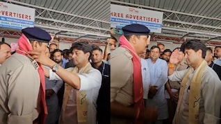 रेलवे स्टेशन पर महिला को बचाने वाले RPF जवान को सिंधिया ने किया सलाम, मोतियों की माला पहनाकर बढ़ाया सम्मान