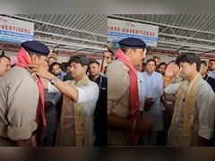रेलवे स्टेशन पर महिला को बचाने वाले RPF जवान को सिंधिया ने किया सलाम, मोतियों की माला पहनाकर बढ़ाया सम्मान