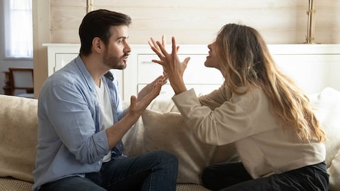टॉक्सिक रिलेशनशिप से बाहर निकलना चाहते हैं, लेकिन हिम्मत नहीं जुटा पा रहे? एक्सपर्ट ने बताए 5 उपाय