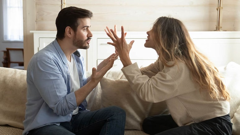 टॉक्सिक रिलेशनशिप से बाहर निकलना चाहते हैं, लेकिन हिम्मत नहीं जुटा पा रहे? एक्सपर्ट ने बताए 5 उपाय
