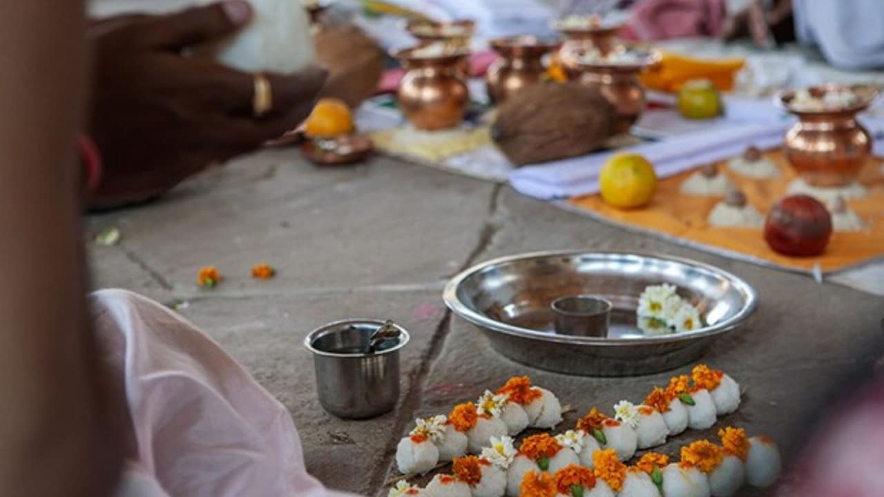 Pitru Paksha: क्या लड़की श्राद्ध-पिंडदान कर सकती है? जानिए नियम और क्या कहते हैं पुराण