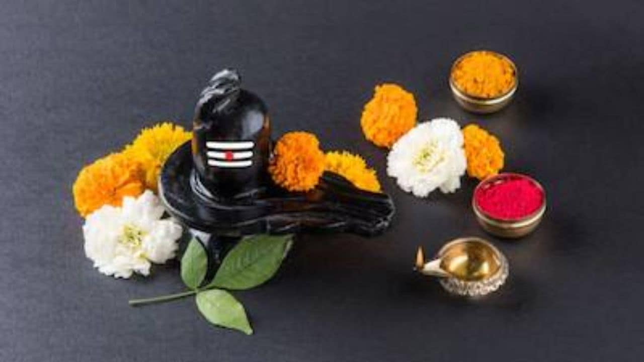 गुरु प्रदोष व्रत आज, पूजा के बाद यहां से पढ़ें भगवान शिव की आरती
