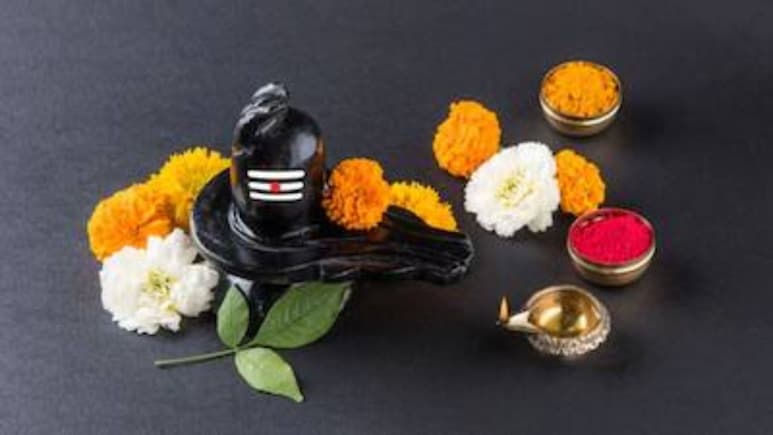 गुरु प्रदोष व्रत आज, पूजा के बाद यहां से पढ़ें भगवान शिव की आरती