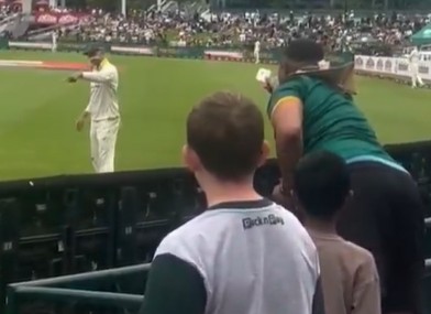 SA Fan Offers Sandpaper To Nathan Lyon. Here's How Aus Star Reacts - Viral