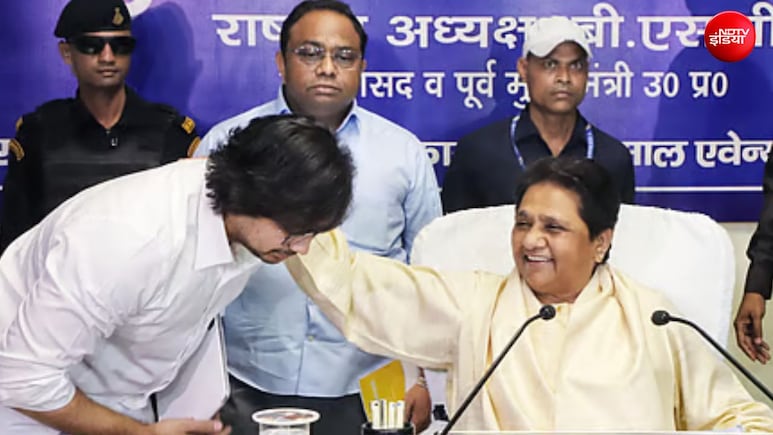 अब आकाश आनंद आगे ही बढ़ेंगे, भतीजे को मायावती ने दिया आशीर्वाद, मीडिया पर उठाए सवाल