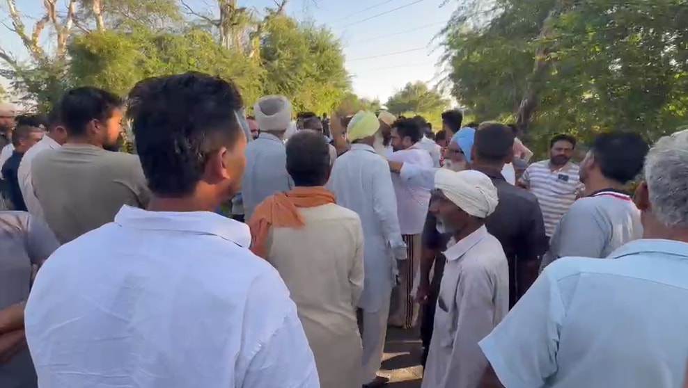 घटनास्थल पर जुटी लोगों की भारी भीड़.