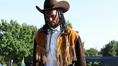 NFL Fans Mock CeeDee Lambs Outfit Before Cowboys-Buccaneers Game NFL Fans Mock CeeDee Lambs Outfit Before Cowboys-Buccaneers Game