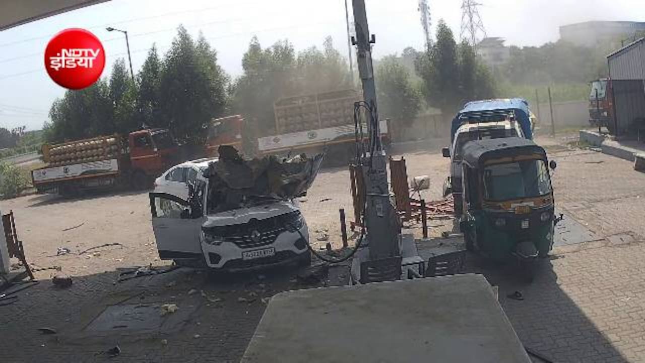 गैस स्टेशन पर CNG भरा रही कार में अचानक जोरदार विस्फोट, पल भर में लोहे के कबाड़ में बदली गाड़ी!