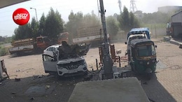 गैस स्टेशन पर CNG भरा रही कार में अचानक जोरदार विस्फोट, पल भर में लोहे के कबाड़ में बदली गाड़ी!