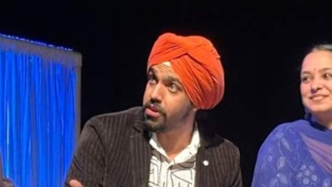 मृणाल माथुर का लिखा नाटक पश्मीना दो ऐसे परिवारों की कहानी है, जिनका दुख एक तरह का है. मृणाल माथुर का लिखा नाटक पश्मीना दो ऐसे परिवारों की कहानी है, जिनका दुख एक तरह का है.