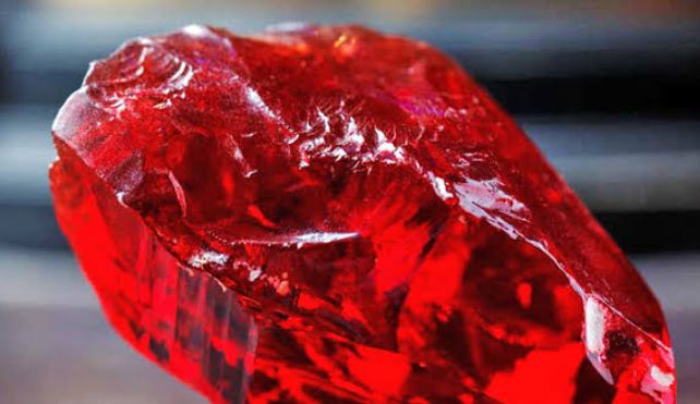 दुर्लभ पत्थर से ग्वालियर में तैयार हो रही हैं प्रतिमाएं