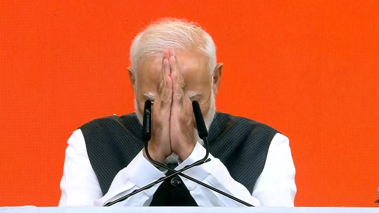 LIVE:  मैं एम्बिशन के लिए नहीं मिशन के लिए जीवन जीने वाला इंसान हूं-पीएम मोदी