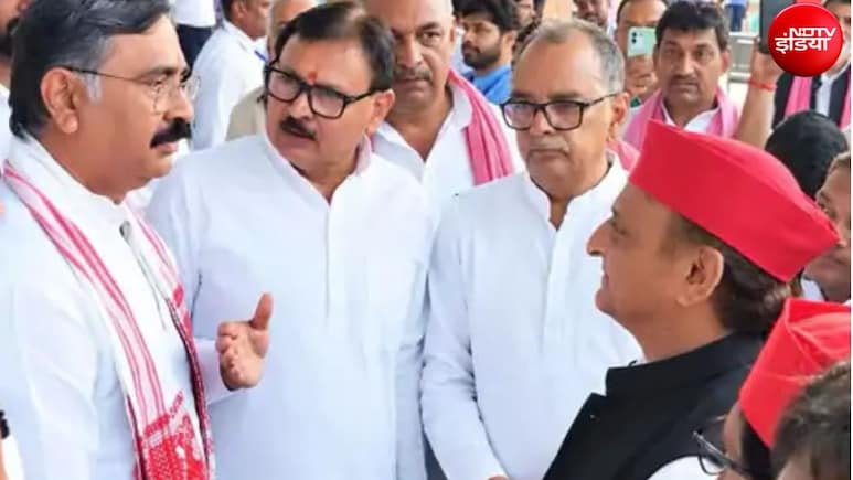 अखिलेश यादव सपा के MLC कैंडिडेट का नाम ही भूले, मंच पर ही पूछ लिया-आपका नाम क्या है