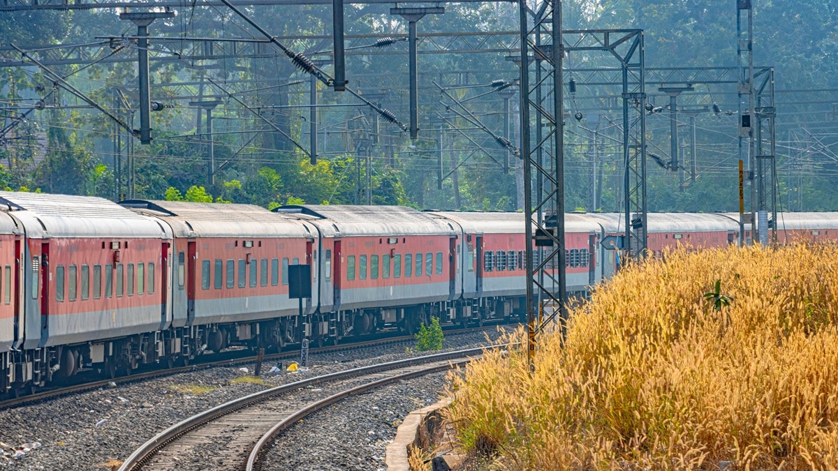 दिवाली पर ट्रेन की टिकट कैसे करें बुक, अपने रूट्स पर चेक करें स्पेशल ट्रेन