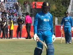 VIDEO: छक्का पड़ा तो झूम उठे फैंस, अगली ही गेंद पर लौट गए अभिषेक, सेमीफाइनल में हुआ बड़ा खेला!