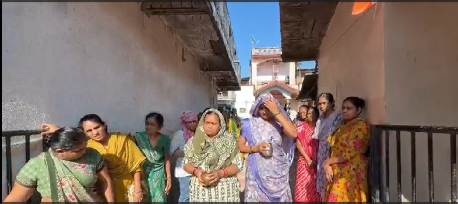 Gujarat Youth Kidnapped: जब तीनों युवक मेहसाणा में अपने गांव लौटे तो पूरे गांव ने उसका स्वागत किया. Gujarat Youth Kidnapped: जब तीनों युवक मेहसाणा में अपने गांव लौटे तो पूरे गांव ने उसका स्वागत किया.