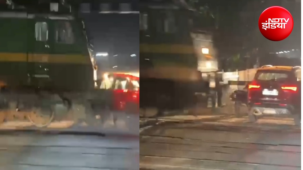 VIDEO: रतलाम में सुपरफास्ट ट्रेन ने कार को मारी टक्कर, परखच्चे उड़े, रेलवे क्रॉसिंग पर फंसी कार से भागे यात्री